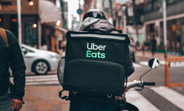 Does Uber Eats Pay Bonuses In 2022? (All You Need to Know)